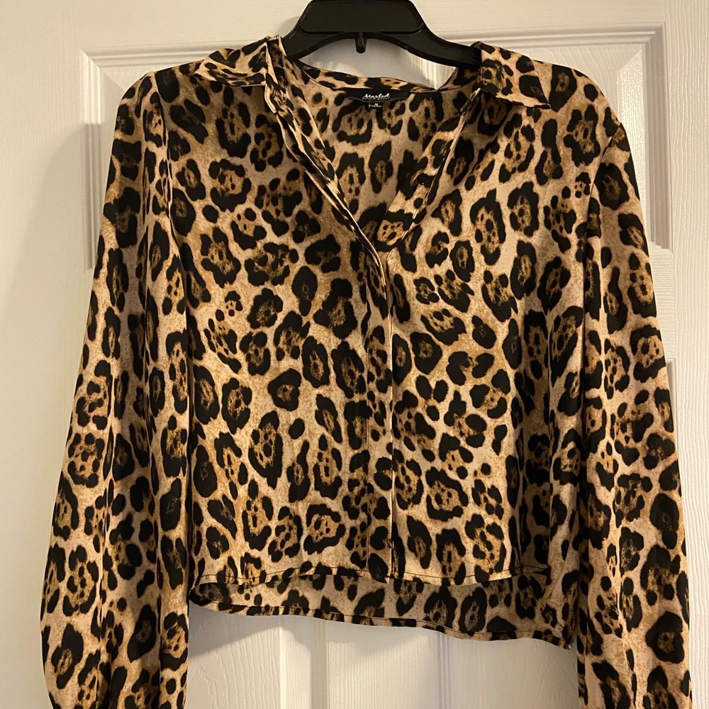 REVOLVE TOP size small / cropped but not too short perfect for high waist pants
